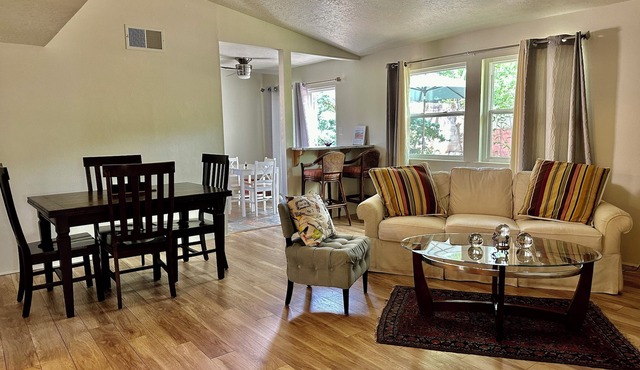 Casa Dulce Vida: 3BR home in residential area - GREAT LOCATION, dogs welcome.