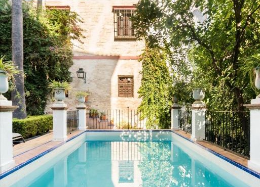 Casa Elvira, house with swimming pool and gardens close to the Cathedral and Alcazar Palace