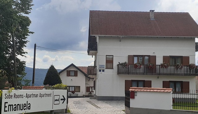 Casa Emanuela is located only 9 km from the national park, 6 from the caves of Barac
