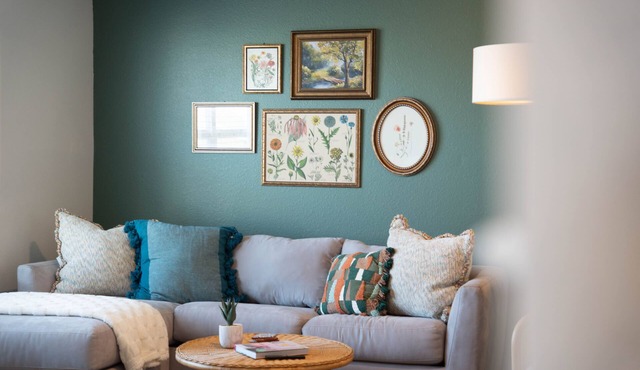 Casa Encanto - Modern Stay, 2 Lounges, Gym & Fire Pit