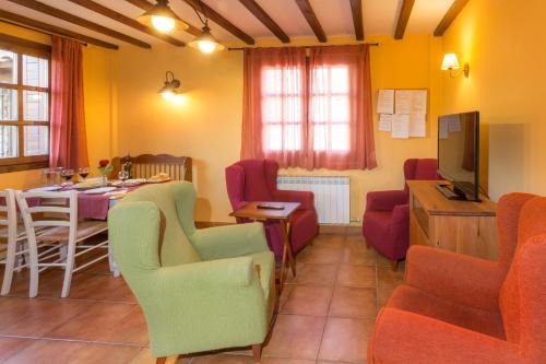 Casa Fresneda Jardín río y parque infantil frente a la casa