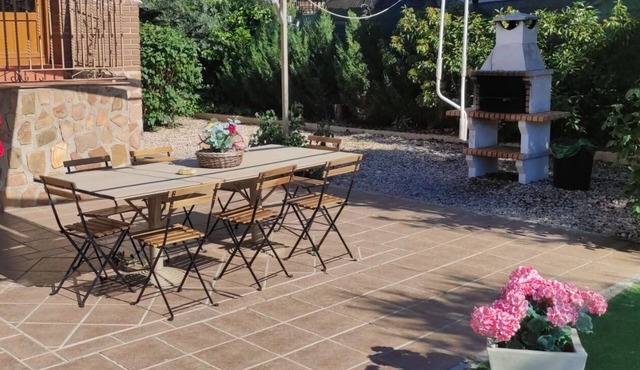 Casa Familiar con Jardín a 5 Minutos de Toledo