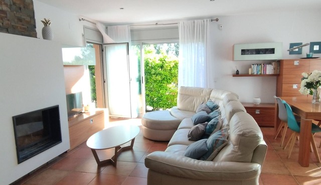 Casa Familiar Rodeada de Viñedos, con Piscina y Sala de Juegos