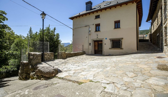 Casa Feli: Apartamento con Jardín Privado en los Pirineos