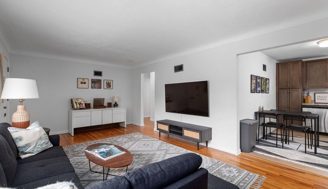 Casa Forest Park. New. Within blocks of Forest Park, Wash U and Delmar Loop.