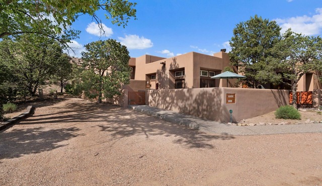 Casa Golondrinas-A Serene Santa Fe Retreat