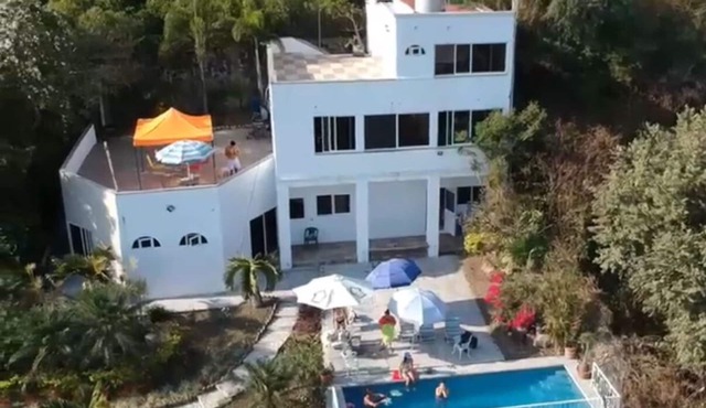 Casa grande rustica en zona dorada cerca de restaurantes y hoteles conbuenavista