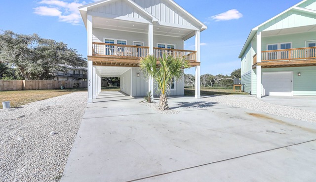 Casa Grande-Waterfront,Community Pool, Walk to Bars, Restaurants and Pier