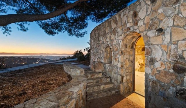 Casa Grotto, 1 Bed Stone Cave Cottage, Panoramic Ocean View, Stone Shower, & Gym