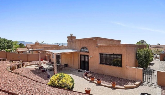 Casa Herradura: Desert Charm Near Petroglyph Trails, in Albuquerque's Westside.