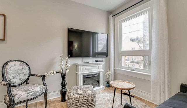 Casa Hotels: Chic Suite w Fireplace Leslieville