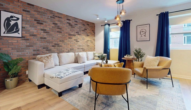Casa Hotels: Elegant 2BR Suite in Leslieville