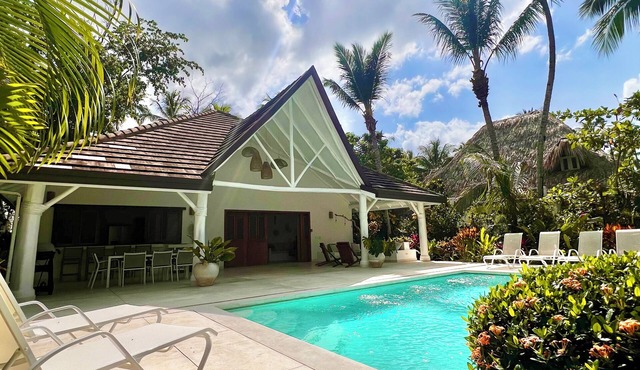 CASA ISLA, 3 Bed Lux Villa w/Private Pool -2 minute walk to stunning beach!