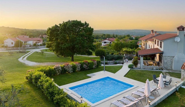 Casa Ivanovac with pool and large front yard