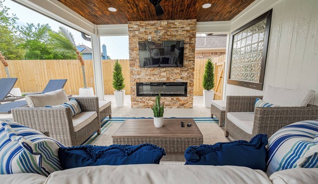 Casa Larissa , Grill & Chill Retreat- Heated Pooln3 bedroom Home in Katy TX