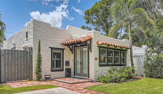 Casa las Flores - Stroll to Arts District from Cozy West Palm Cottage