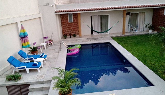 Casa Las Golondrinas cuenta con alberca privada y suites con baño completo y AC.