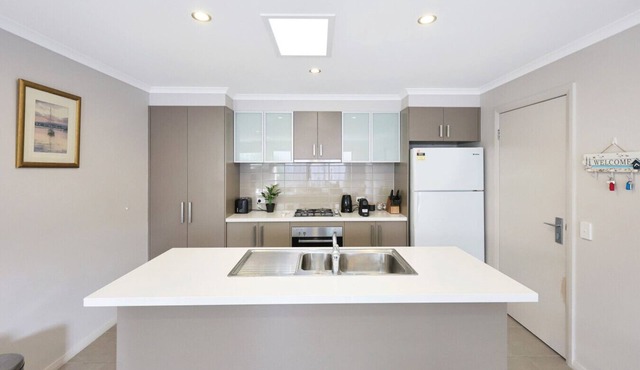 Casa Laut; Sleeps 6, Walk to beach, Family Friendly, Pets welcome