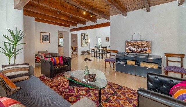 Casa Lejano- Quiet | Deck | 3BR | Near Canyon Rd