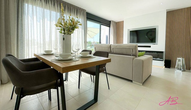 Casa Lejos - Luxury Ground Floor 2 Bedroom 2 Bathroom Apartment With Garden