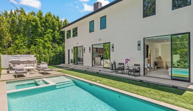 Casa Leona - Modern Masterpiece Behind Private Gates w/Pool & Chef's Kitchen
