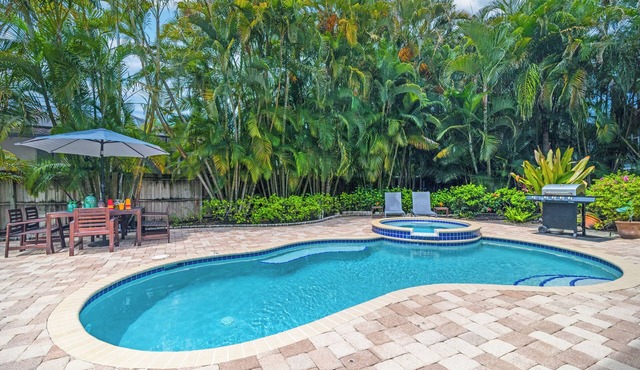 Casa Leone | Pet Friendly 🐶 on Siesta Key w/Private Heated Pool, Golf Cart, & Putting Green!