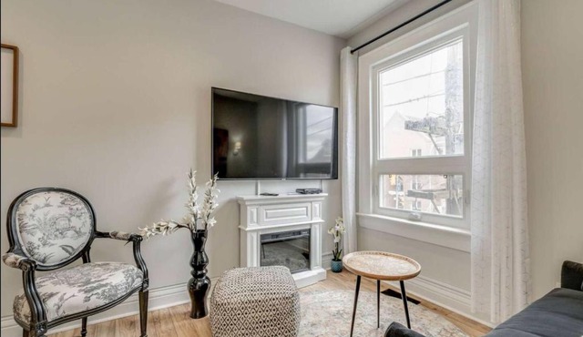 Casa Leslieville - 2BR Suite with LRG Patio
