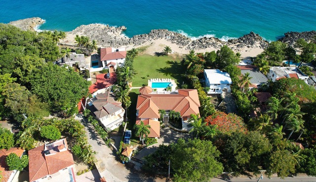 Casa Los Sueños: Oceanfront Elegance Meets Tropical Luxury!