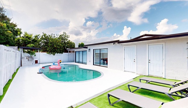 Casa Lucia 5 Bedroom Home with Pool Near Hard Rock Casino