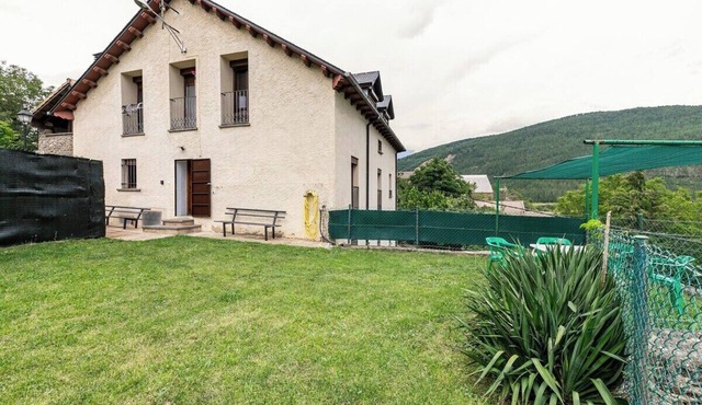 Casa Luis: Apartamento con Jardín Privado en los Pirineos