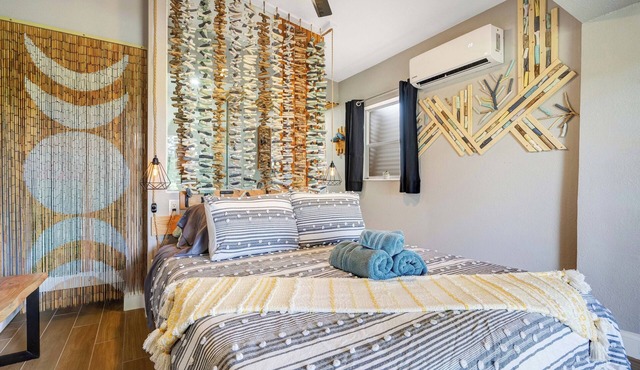 CASA LUNA w/Lake view + 10min to dwtn + 2 guests!