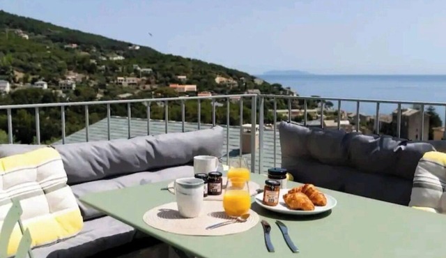 Casa Lunga in Erbalunga- A stone's throw from the beach