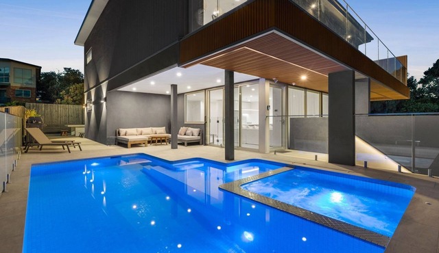 Casa Lux - Breezy home in the township of Aireys Inlet on the Great Ocean Road sleeps 15, making it