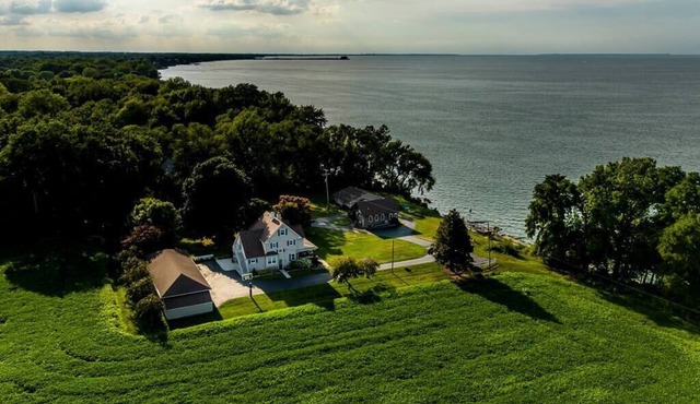 Casa Mañana Lakefront 6 bedroom Upscale farmhouse.