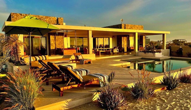 Casa mALIbu view of ocean, pool , hot tub, one acre lot,3 minute walk to beach