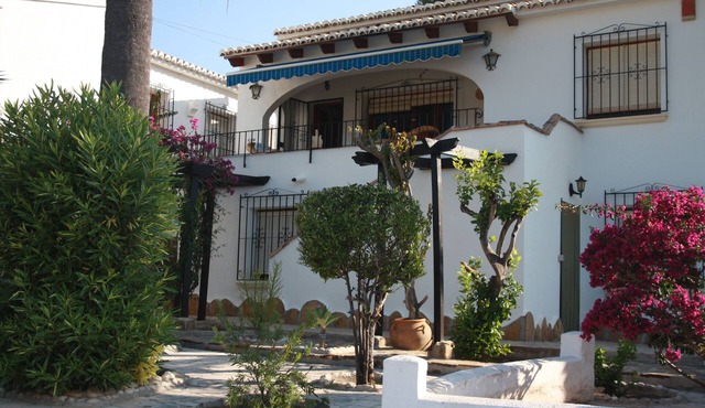 Casa Marie, lovely vacation home with communal pool, near the sea and center