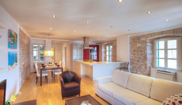 Casa Marina - Waterfront Apartment with Stunning Views