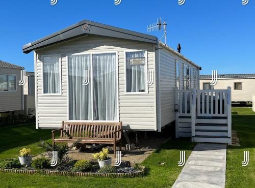 Casa Mariposa Lovely 3 bedroom caravan at Seal Bay Resort Selsey