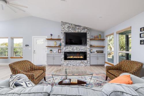 Casa Mariposa Newly Renovated Firepit*Fireplace*Great Deck*Pets Welcome!
