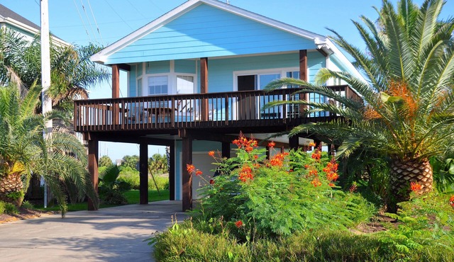Casa Maya - Newly Renovated Vacation Home - 10 minutes walk to the beach