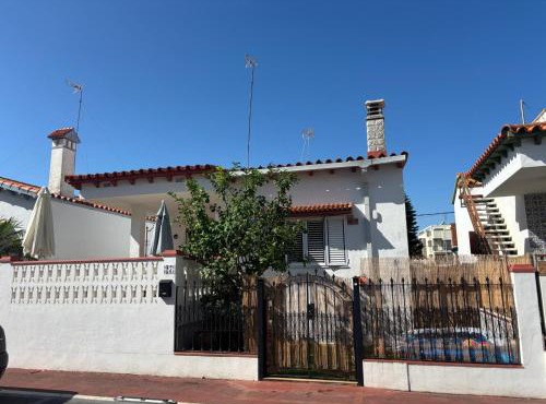 Casa mediterránea junto al mar.