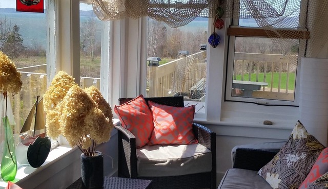 Casa Moana, Lovely old house overlooking St. Mary`s Bay, with free breakfast.