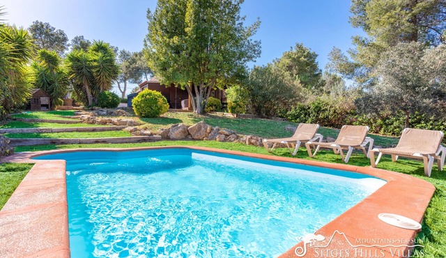 Casa Mokki with Private pool, hot tub and views across the garraf park
