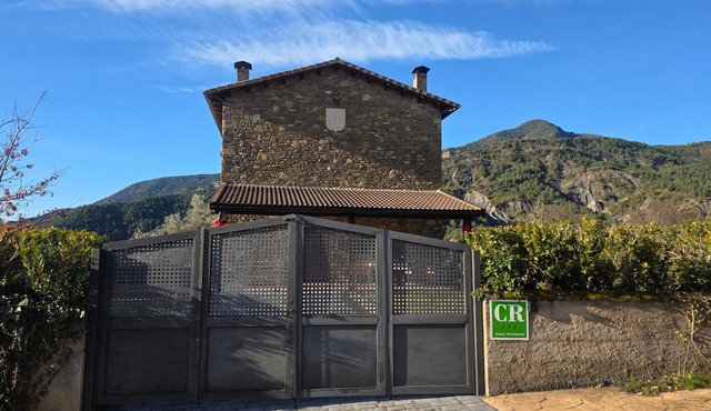 Casa Montenegro: Rural Retreat with Mountain Views, Garden, and BBQ