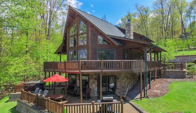Casa Montes: Enjoy Lake views & Lake access from centrally located log home!
