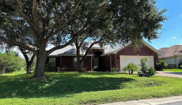 Casa Morelos: Cozy Home in a Quiet Country Club Neighborhood.