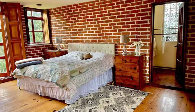 Casa Cosecha: Gorgeous brick house with a garden in serene neighborhood