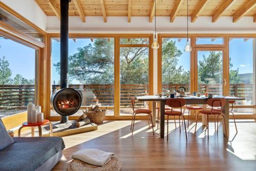 Casa nórdica en el bosque con vistas al mar