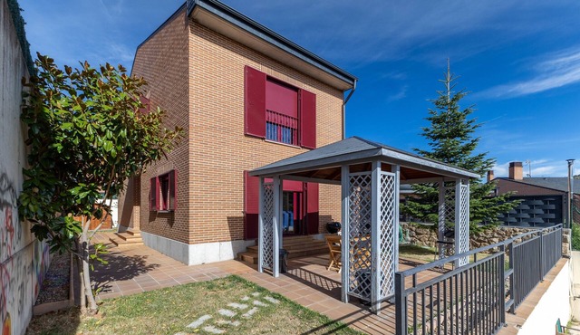 Casa Nootka with Mountain Views, Private Garden, and Barbecue