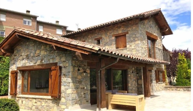 Casa Nueva y Aislada de 350m con Jardín Privado